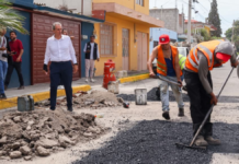 Pepe Chedraui supervisa trabajos de bacheo en la calle Fresnos