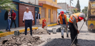 Pepe Chedraui supervisa trabajos de bacheo en la calle Fresnos