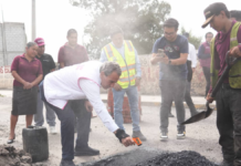 Pepe Chedraui supervisa bacheo en San Andrés Azumiatla