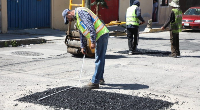 Puebla capital realiza bacheo en calle Gustavo Díaz Ordaz
