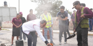 Pepe Chedraui supervisa bacheo en San Andrés Azumiatla