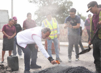 Pepe Chedraui supervisa bacheo en San Andrés Azumiatla