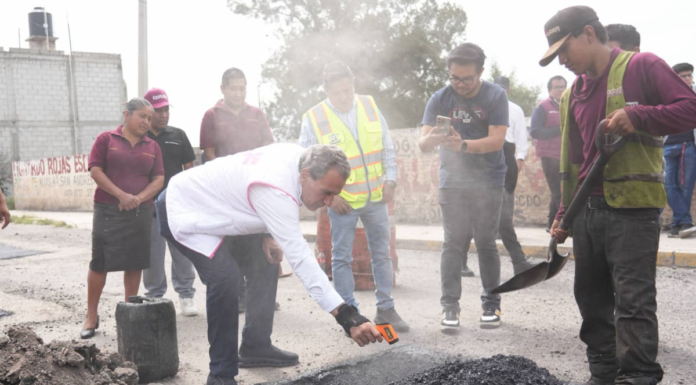 Pepe Chedraui supervisa bacheo en San Andrés Azumiatla