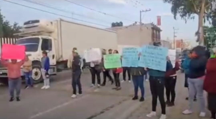 Bloquean carretera en Quecholac por trabajadores lesionados