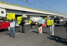 Familiares y transportistas bloquean la México–Puebla por inseguridad