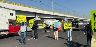 Familiares y transportistas bloquean la México–Puebla por inseguridad