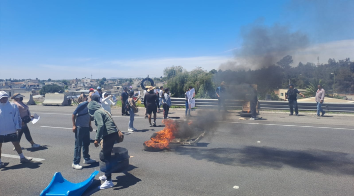Bloquean la México–Puebla por desaparición de mujer en Moyotzingo
