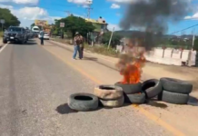 Bloquean carretera en Acatlán para exigir revocación de alcaldesa