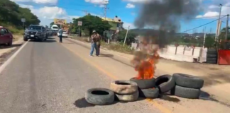 Bloquean carretera en Acatlán para exigir revocación de alcaldesa