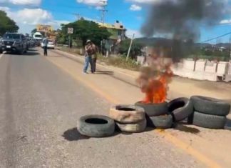 Bloquean carretera en Acatlán para exigir revocación de alcaldesa