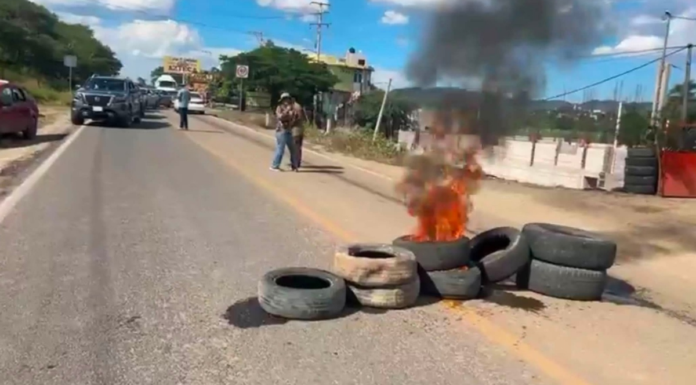 Bloquean carretera en Acatlán para exigir revocación de alcaldesa