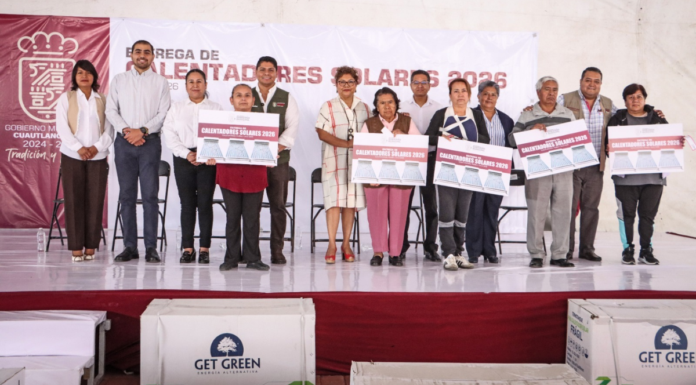 Omar Muñoz entrega 845 calentadores solares a familias
