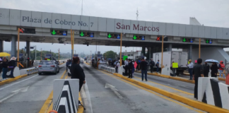 Padres y docentes mantienen una protesta en la caseta de San Marcos