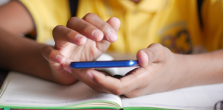 Congreso de Puebla busca regular celulares e IA en escuelas