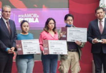 Entregan cheques a comercios afectados por lluvias en Puebla