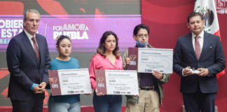 Entregan cheques a comercios afectados por lluvias en Puebla