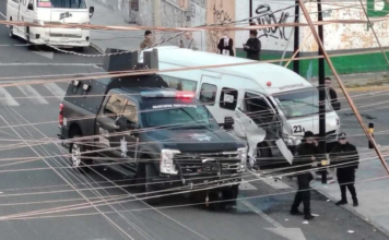 Choque entre patrulla y combi deja dos lesionados en Puebla
