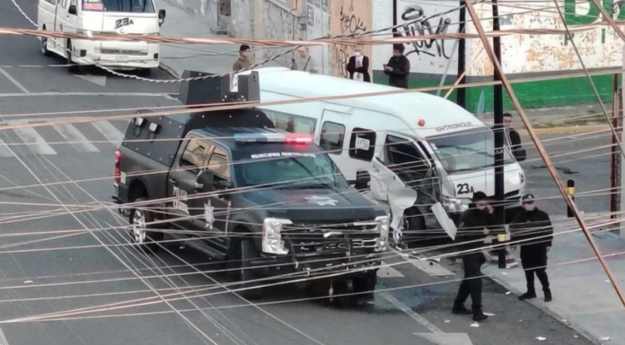Choque entre patrulla y combi deja dos lesionados en Puebla