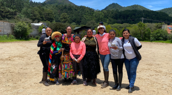 Egresadas IBERO Puebla usan danza para apoyar a madres cuidadoras