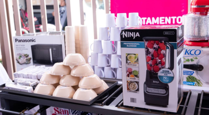 Lupita Cuautle entrega equipamiento para desayunadores escolares