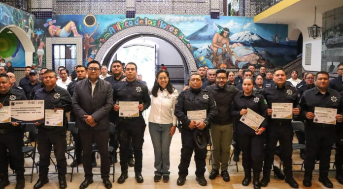 Ariadna Ayala reconoce a 45 elementos de la SSC Atlixco