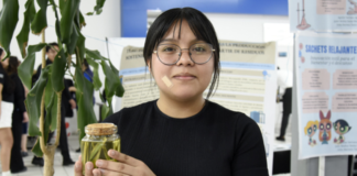 Estudiante BUAP transforma residuos de agave en fibras textiles