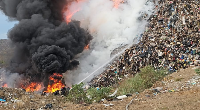 Más de 120 personas combaten incendio en basurero de Mazatlán