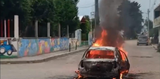 Incendian vivienda y vehículos de presuntos delincuentes en Tecamachalco