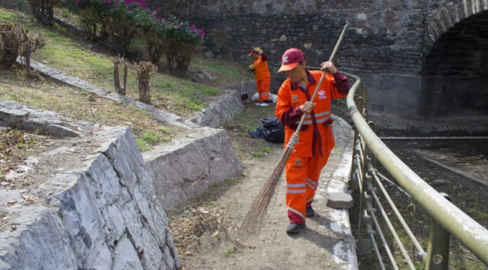 Retiran lodo y basura del Puente de Ovando tras lluvias