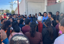 Padres protestan en Tepeojuma por señalamientos contra docente