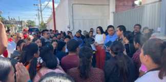 Padres protestan en Tepeojuma por señalamientos contra docente