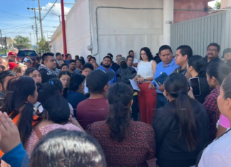 Padres protestan en Tepeojuma por señalamientos contra docente