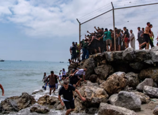 España agilizará repatriaciones de migrantes marroquíes en Ceuta