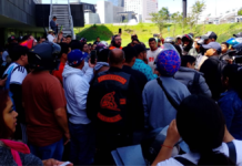 Motociclistas protestan por fallas en entrega de engomados para cascos