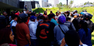 Motociclistas protestan por fallas en entrega de engomados para cascos