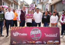 Pepe Chedraui supervisa pavimentación en calle de Chautla