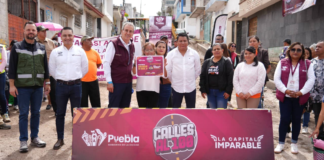 Pepe Chedraui supervisa pavimentación en calle de Chautla