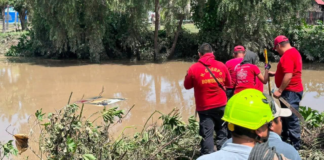 Hallan con tres cadáveres en patrulla arrastrada por el río Atoyac