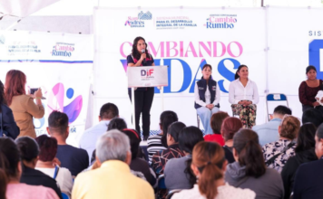 Lupita Cuautle entrega apoyos del programa “Cambiando Vidas”