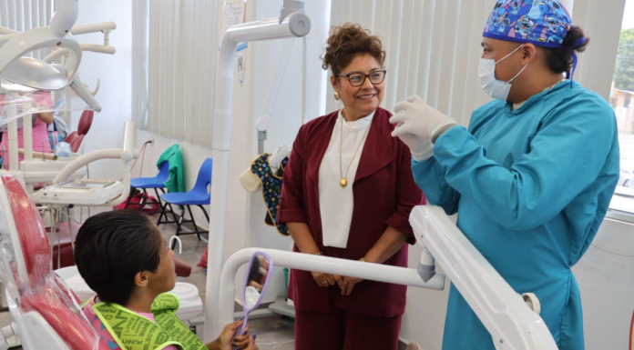 SMDIF Cuautlancingo entrega prótesis dental gratuita a beneficiaria