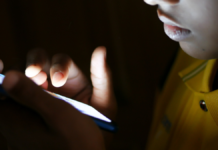 Reino Unido propone “toque de queda digital” para menores