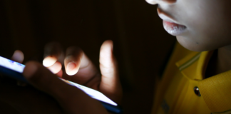 Reino Unido propone “toque de queda digital” para menores