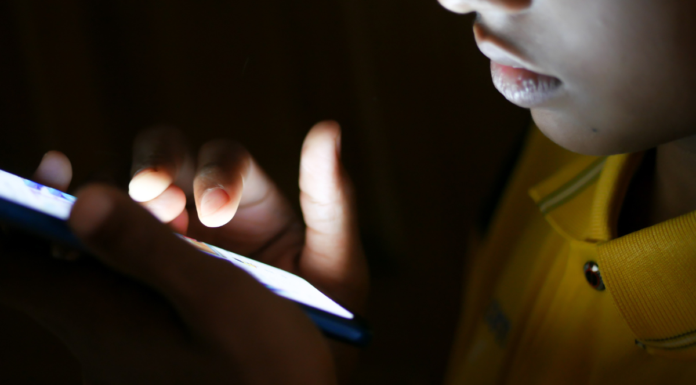 Reino Unido propone “toque de queda digital” para menores