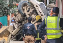 Camión de volteo cae en nuevo socavón de la Romero Vargas