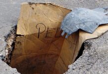 Socavón en Infonavit Fuentes de San Bartolo preocupa a vecinos