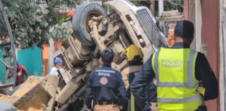 Camión de volteo cae en nuevo socavón de la Romero Vargas