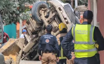 Camión de volteo cae en nuevo socavón de la Romero Vargas
