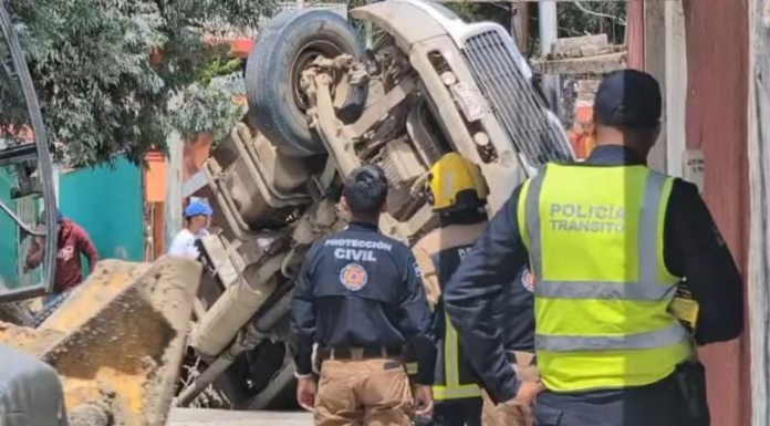 Camión de volteo cae en nuevo socavón de la Romero Vargas