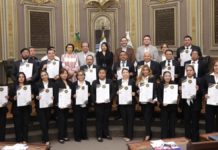 Entregan títulos de Derecho Burocrático en antigua sede del Congreso