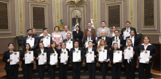 Entregan títulos de Derecho Burocrático en antigua sede del Congreso